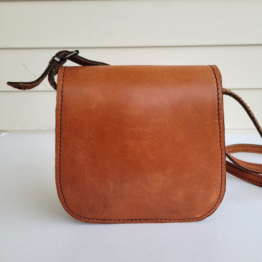 Vintage Handmade Thick brown leather crossbody saddle bag with embossed horse - Picture 4 of 9